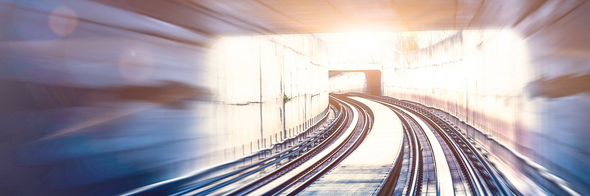 Bahnstrecke mit Schienen in einem Tunnel, der das Gefühl von Speed und Geschwindigkeit verleiht