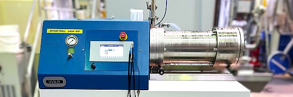 Rührwerkskugelmühle (Modell Willy A Bachofen Dyno© Mill UBM20, kurz WAB-Mühle). Ergänzende Anlagentechnik zum Mischen und Granuliern von Schüttgütern (Pulvern, Granulaten). 