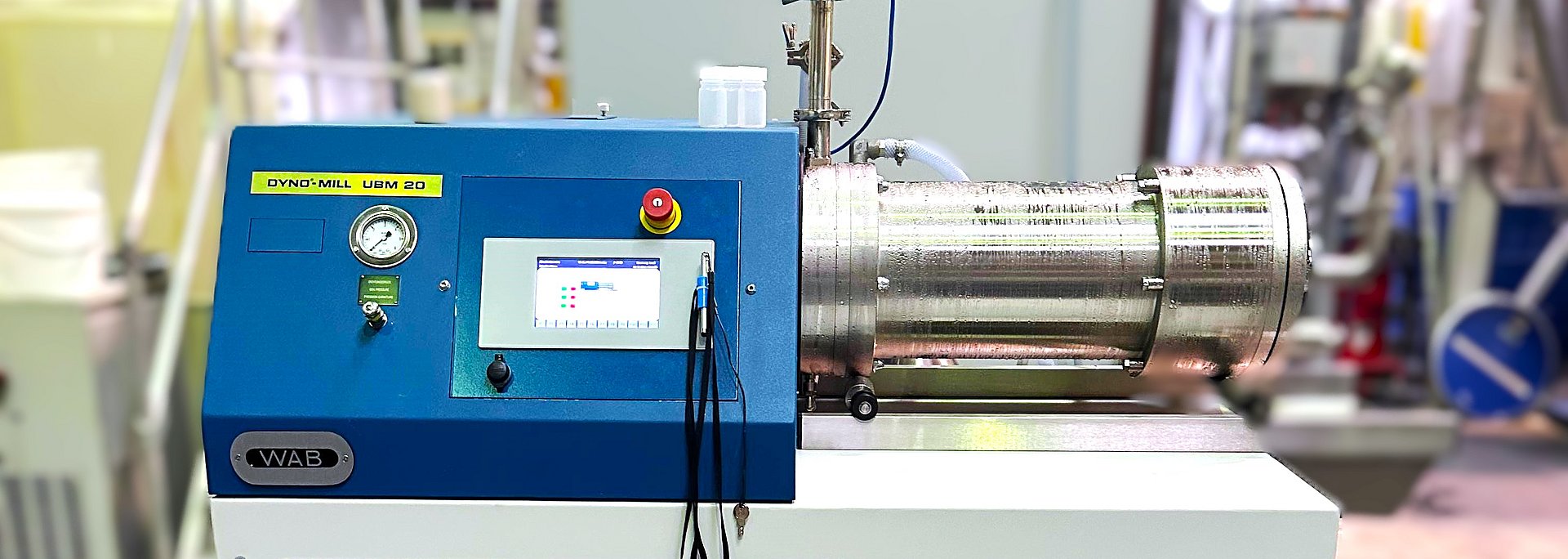 Rührwerkskugelmühle (Modell Willy A Bachofen Dyno© Mill UBM20, kurz WAB-Mühle). Ergänzende Anlagentechnik zum Mischen und Granuliern von Schüttgütern (Pulvern, Granulaten). 