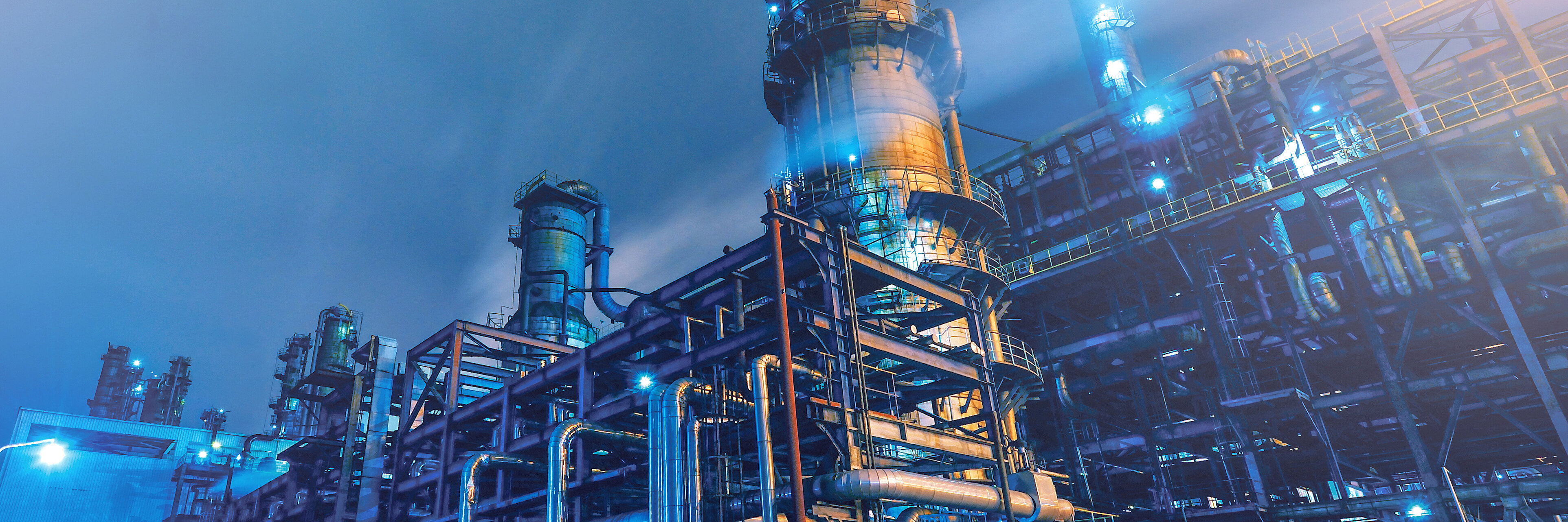 Chemieindustrie bei Nacht für Basischemie und Spezialchemie bei IBU-tec