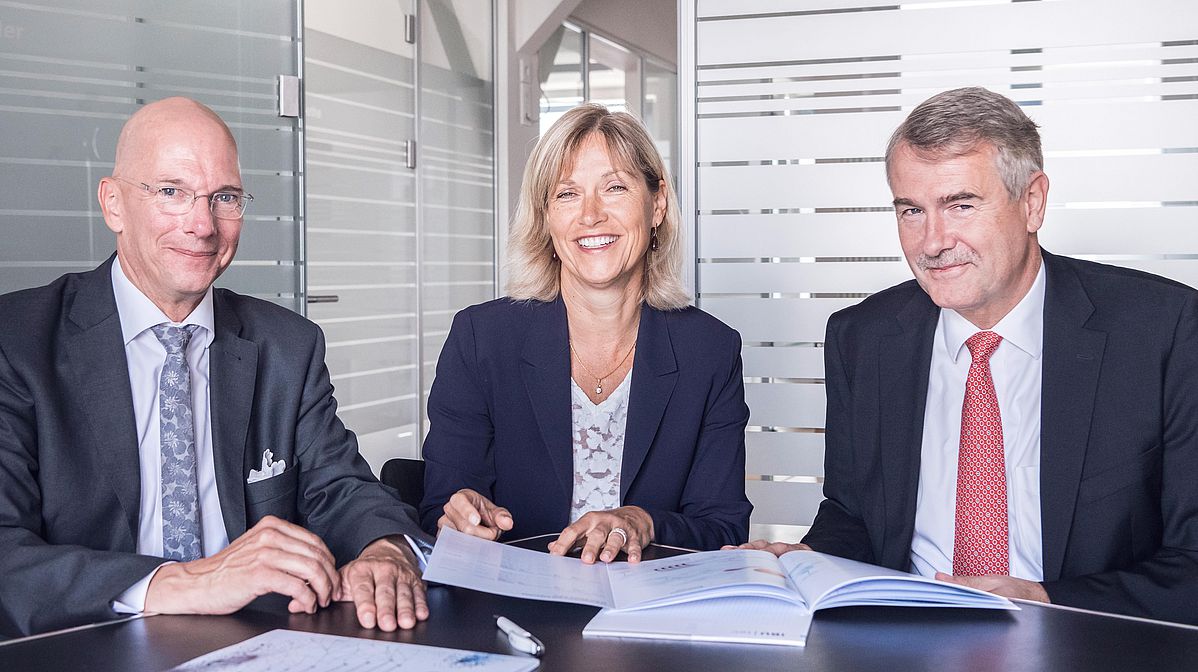 Aufsichtsrat der IBU-tec AG: Dr. Jens Thomas Thau, Sandrine Cailleteau und Dr. Hans-Joachim Müller Aufsichtsrat der IBU-tec AG: Dr. Jens Thomas Thau, Sandrine Cailleteau und Dr. Hans-Joachim Müller
