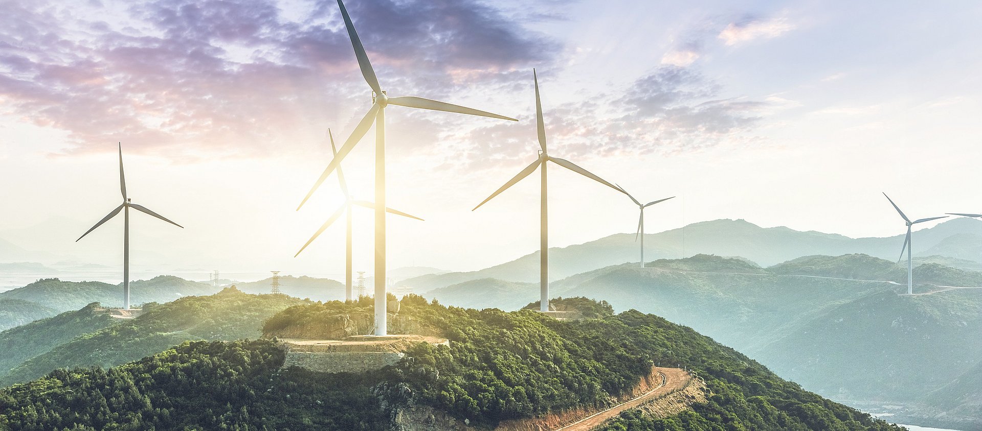 Windräder auf Hügel mit Licht für Umweltschutz, Green Energy und Energiespeicher bei IBU-tec