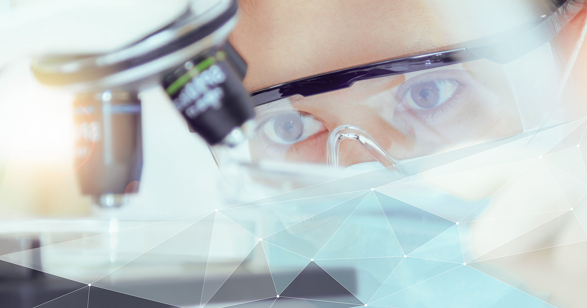 Wissenschaftlerin mit Mikroskop für IBU-tec Expertise und Materialbeispiele
