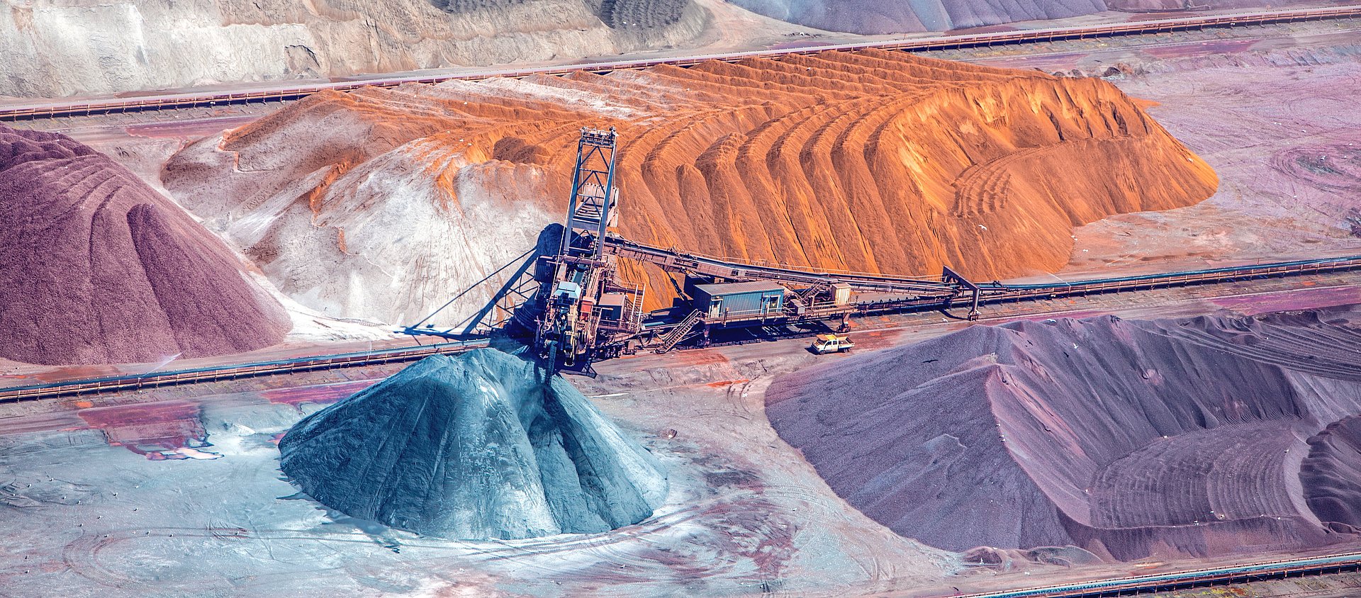 Bunte Mine mit Mineralien, Zement und Grunstoffen: weitere Märkte für die IBU-tec