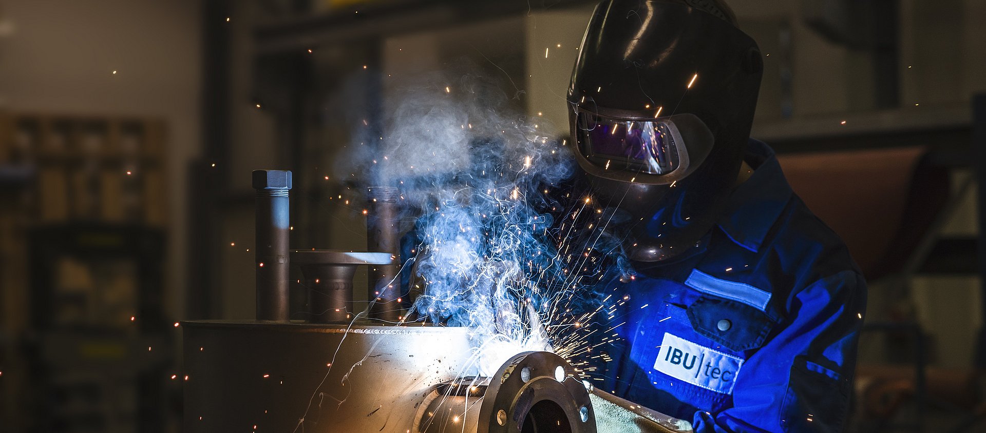 IBU-tec Schweißer bei der Arbeit, also beim schweißen mit Schweißgerät, Bild für Berufe und Ausbildung