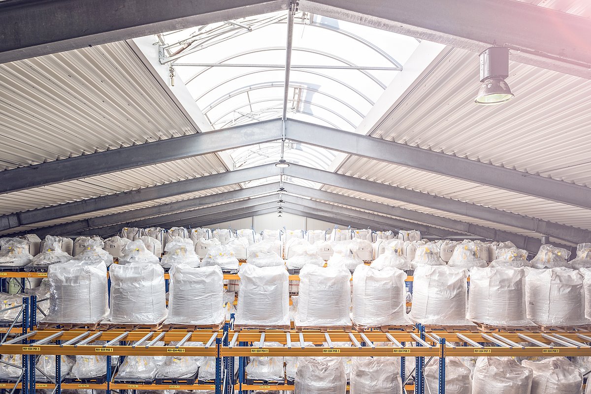 Lagerhalle der IBU-tec mit Big Bags für chemische Materialien wie Pulver für die Lohnfertigung oder Auftragsproduktion