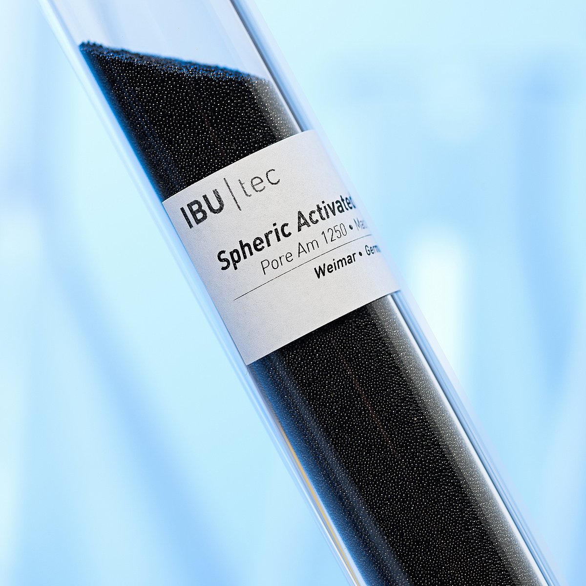 Reagenzglas mit Aktivkohle, einer Kugelaktivkohle aus der Entwicklung und Produktion bei IBU-tec