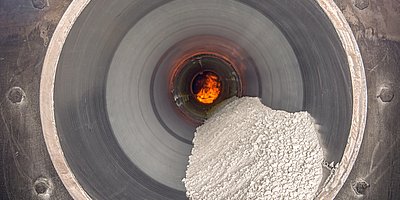 Indirekter Drehrohrofen im Rohr mit Material und Flamme bei IBU-tec für Scale-up Versuche und Kalzinierung, Trocknung und Pyrolyse