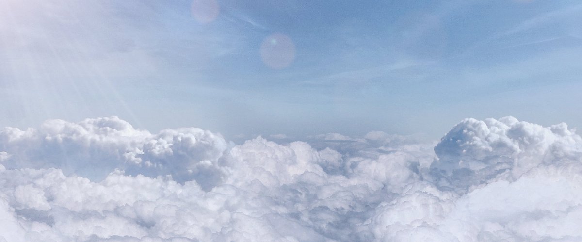 Wunderschöner Himmel mit Wolken und Sonne