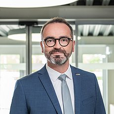 Jörg Leinenbach ist der CFO bzw. Finanzvorstand im Management der IBU-tec