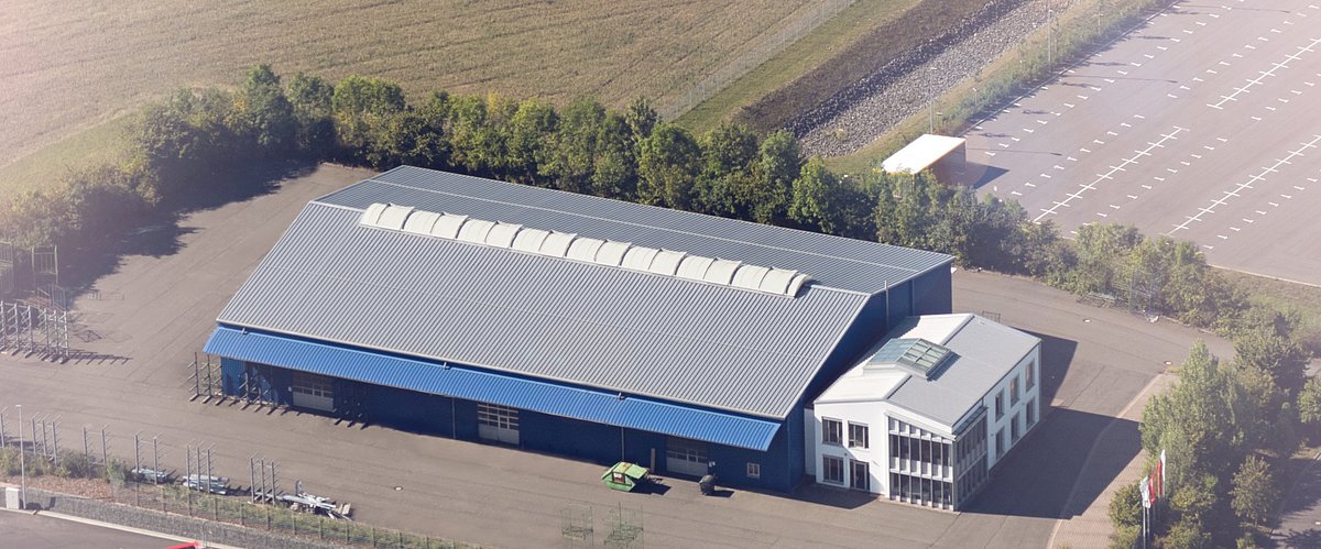 IBU-tec Logistikzentrum in Nohra bei Weimar, eine blaue Halle