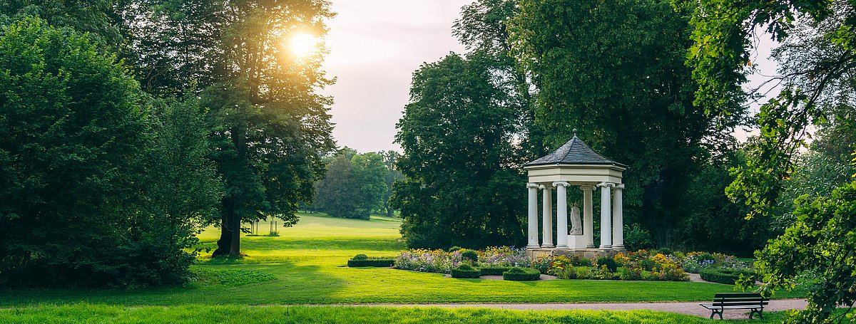 Park Tiefurt an der Ilm nahe Weimar, wunderschöne Landschaft mit Pavillon im Sonnenuntergang