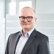 Dr. Stefan Schwarz, Division Manager Kathodenmaterial Dr. Stefan Schwarz, Division Manager Kathodenmaterial