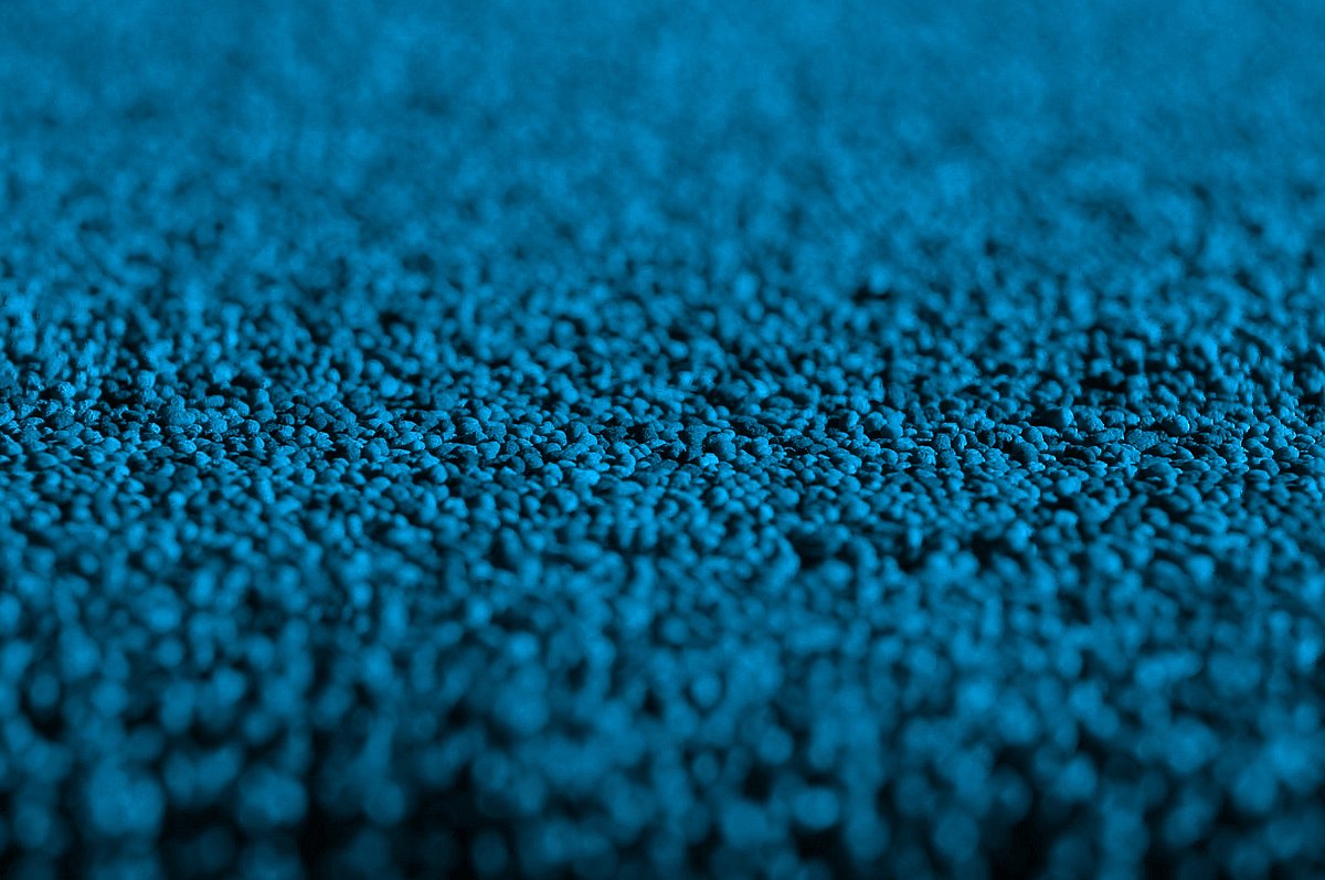 Blaues Granulat Material für die IBU-tec Scale-up und Versuche Seite