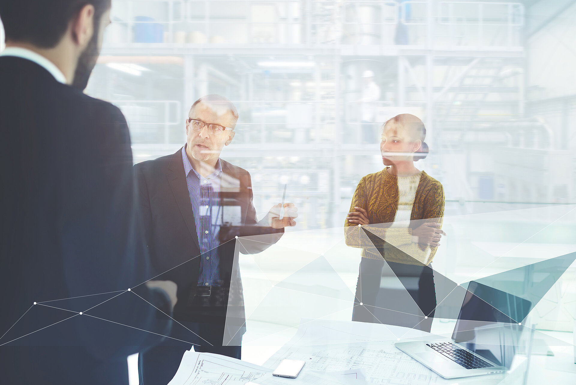 Diskussion zwischen Ingenieuren für die thermische Verfahrenstechnik bei IBU-tec