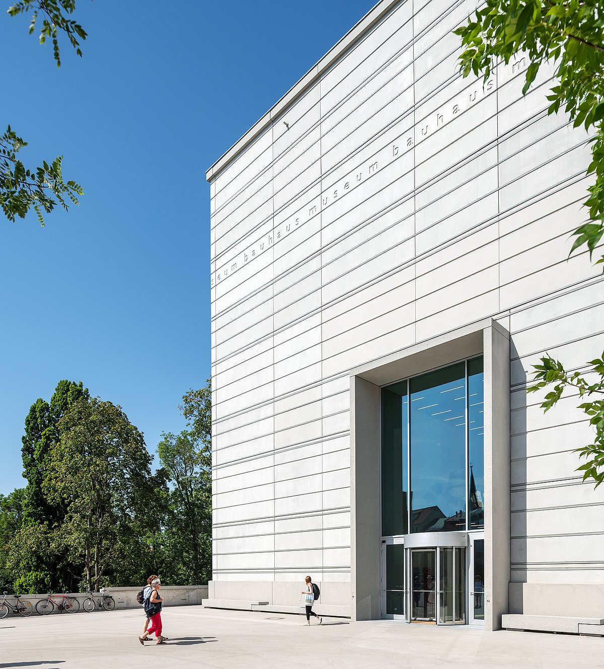 Bauhaus Museeum und Platz in Weimar: Moderne Architektur