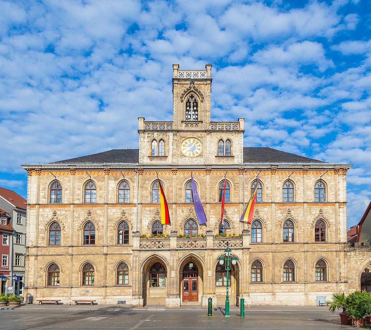 Rathaus Weimar mit Marktplatz und Flaggen, Klassisches Weimar mit schöner Architektur