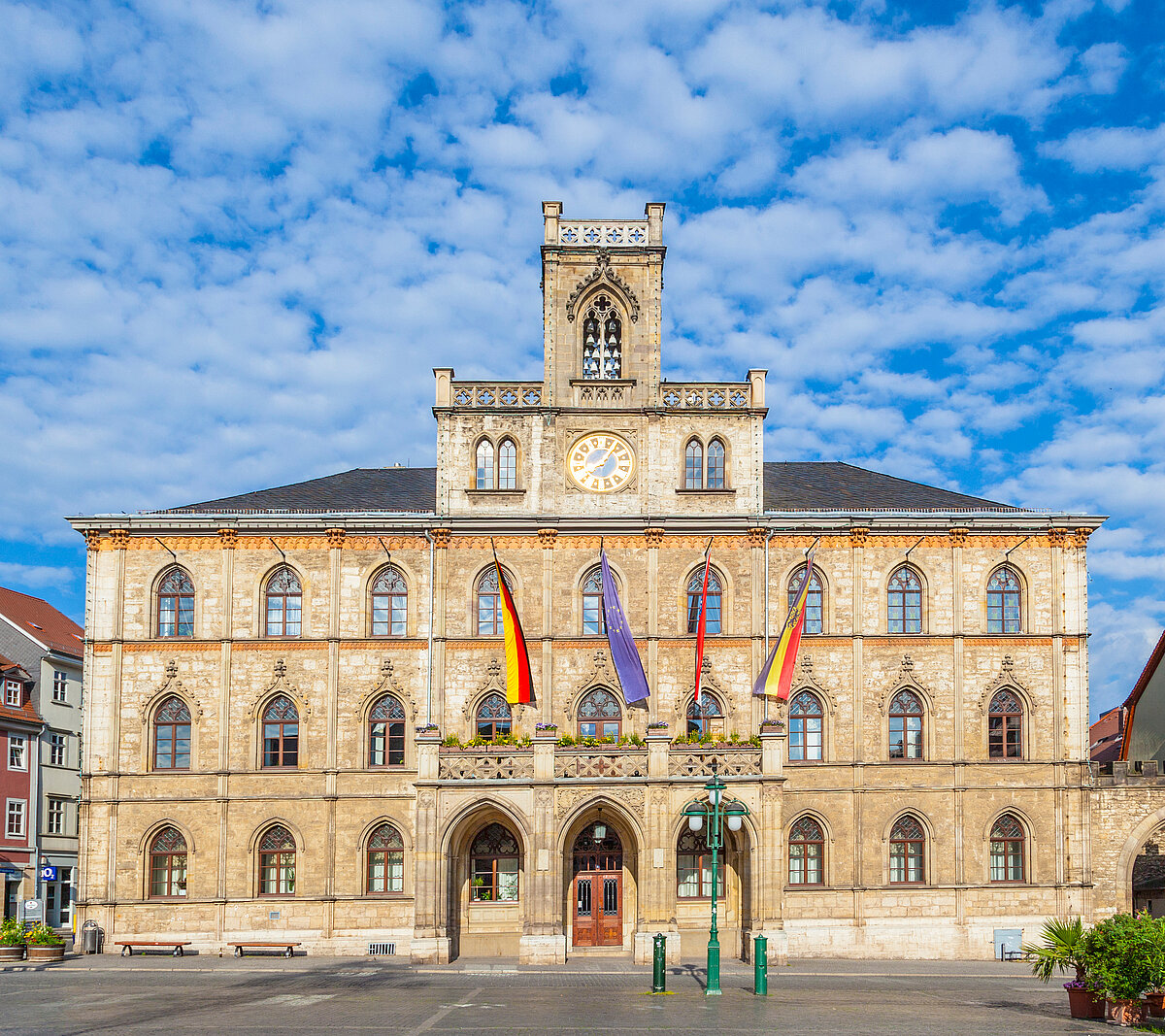Rathaus Weimar mit Marktplatz und Flaggen, Klassisches Weimar mit schöner Architektur Rathaus Weimar mit Marktplatz und Flaggen, Klassisches Weimar mit schöner Architektur