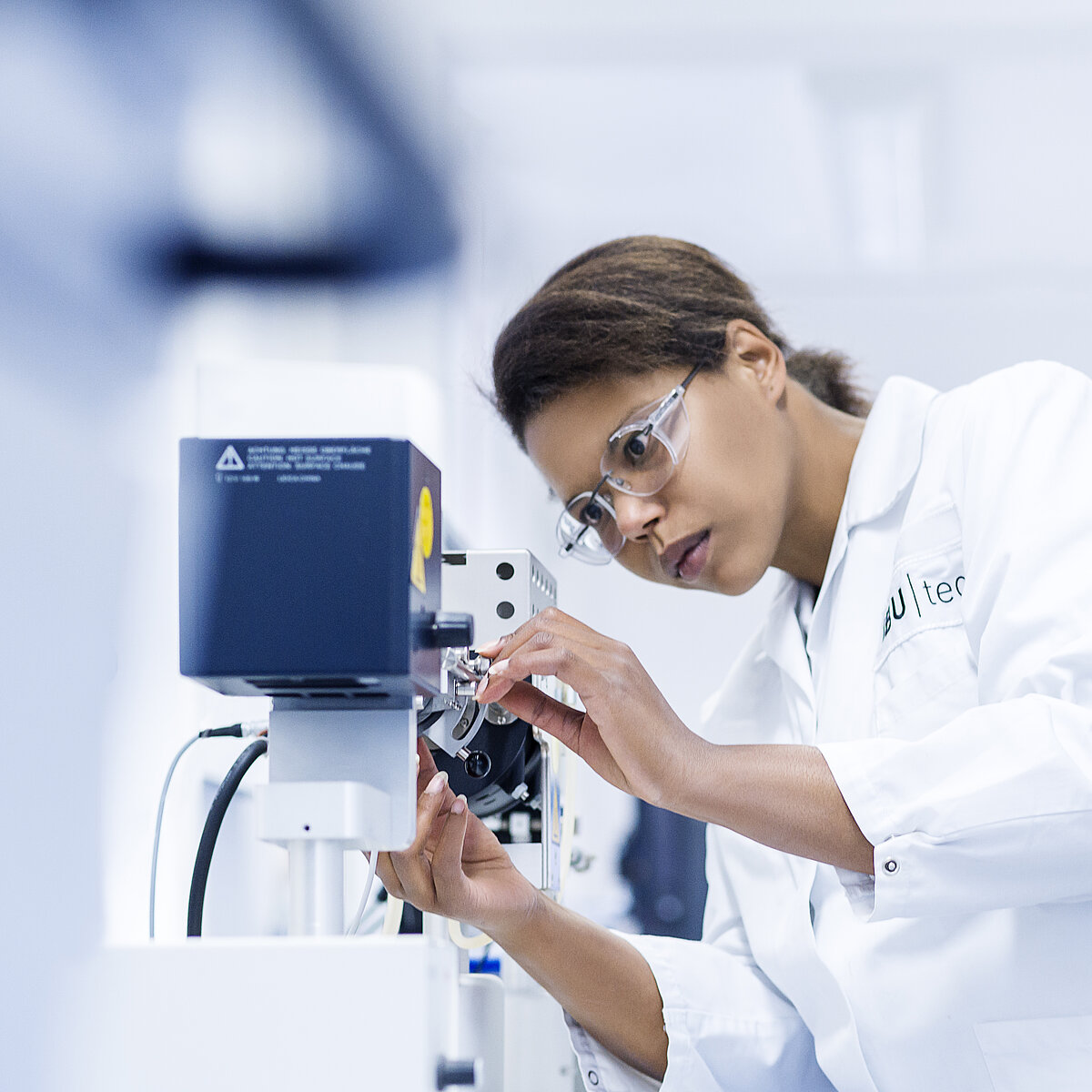 IBU-tec Labor für Materialentwicklung und Analytik, Laborant bei der Arbeit