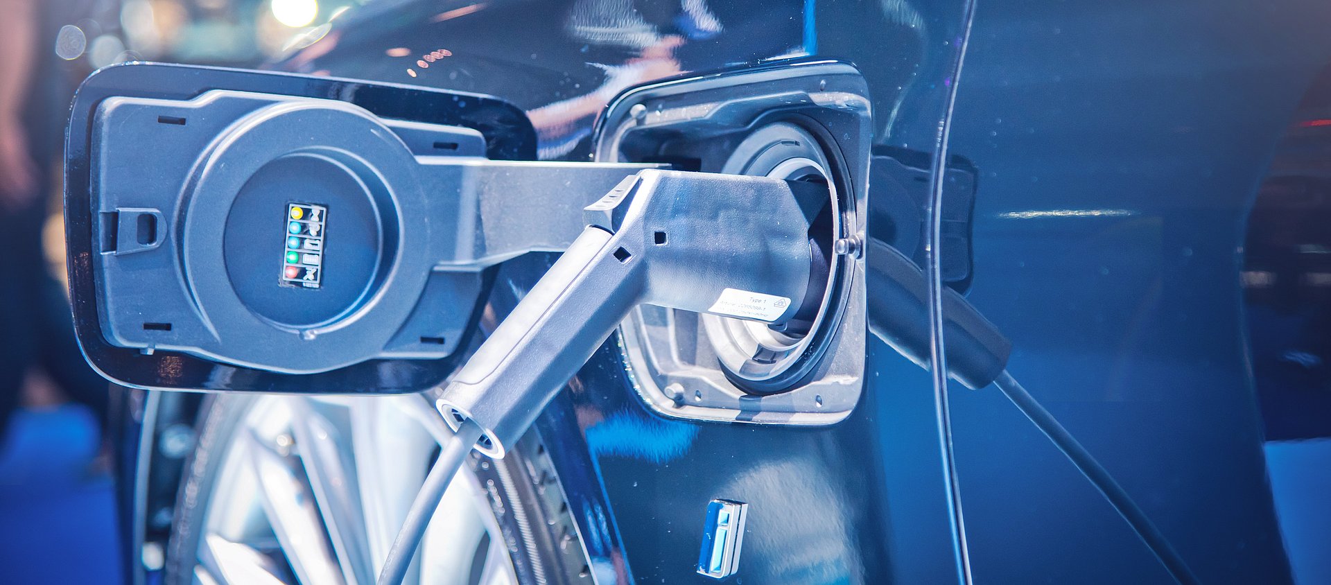 Tankklappe bei einem Elektroauto mit einem Stecker für Green Mobility und Elektromobilität IBU-tec